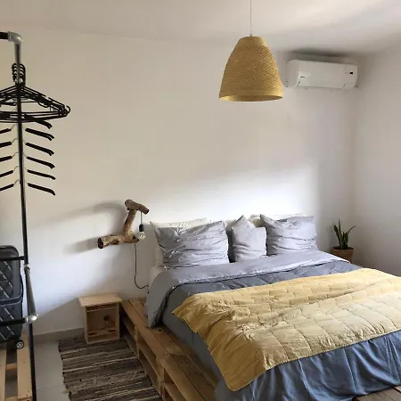 Midcentury Modern 1 Bedroom In تيرانا